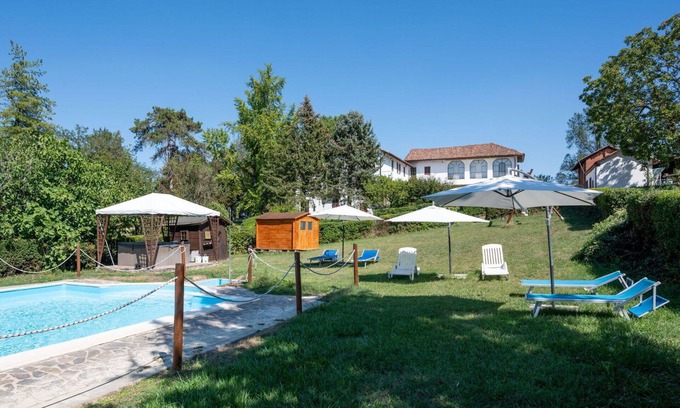 Azzano d'Asti Villa | Beautiful apartment in villa for 6 guests with WIFI, A/C, pool, terrace and pets allowed
