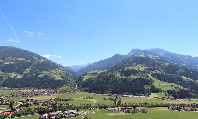Hainzenberg Apartment | Beautiful apartment for 4 guests with WIFI and TV
