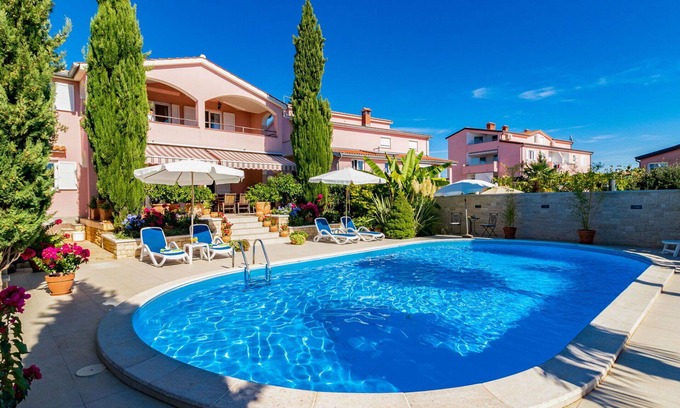 Nova Vas Apartment | Beautiful apartment for 4 people with WIFI, pool, A/C, TV, balcony and pets allowed