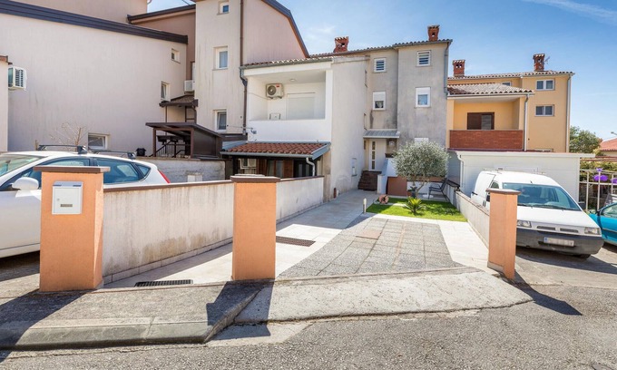 Pula Apartment | Beautiful Apartment in Stinjan With Wifi
