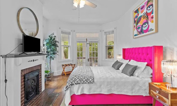 Wilmington Historic District Apartment | Beautiful Balcony one bedroom steps to downtown River Walk !