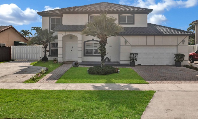 Richmond West House | Beautiful big home 20 min from beach