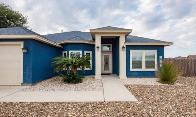Corpus Christi House | Beautiful, clean, newer fully furnished home only .6 miles from the beach