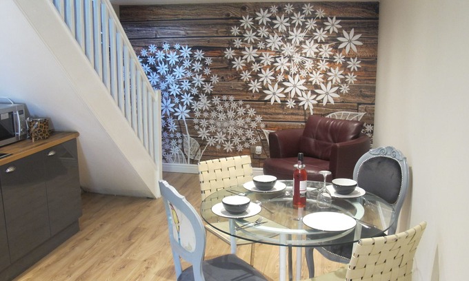 Preston Apartment | Beautiful contemporary split level newly converted apartment ,sleeps up 6