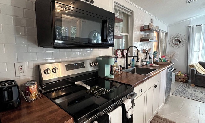 Kissimmee Cottage | Beautiful Cottage! Your Home Away From Home. 4 miles from Disney, Kissimmee