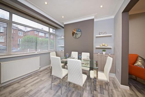Manchester House | Beautiful Cozy Home With Free Parking