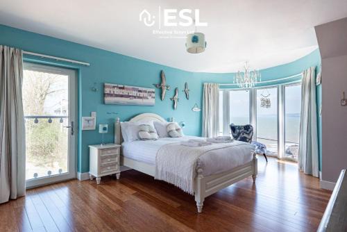 New Quay House | Beautiful En Suite 5 Bedroom Home with Sea Views