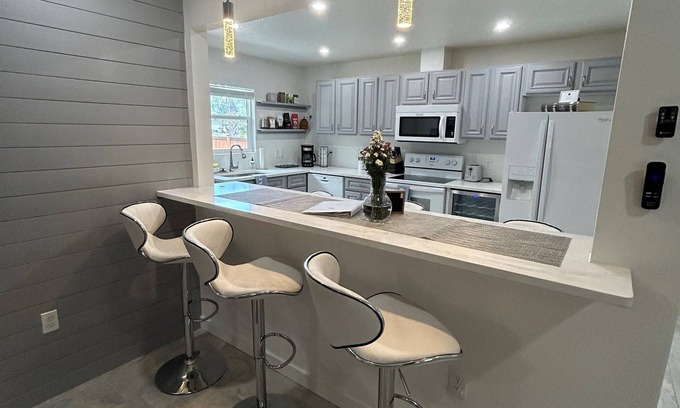 Ridge Wood Heights House | Beautiful Family-sized Home in Sunny Sarasota, Florida with large backyard!