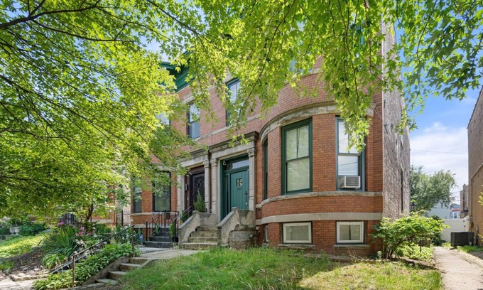 Greenville House | Beautiful Green-Door Brownstone - Entire Apartment