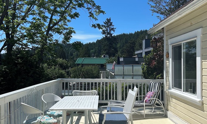Gibsons House | Beautiful heritage cottage in the heart of lower Gibsons