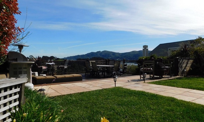Strawberry House | Beautiful hilltop houses with stunning views of the bay and San Francisco