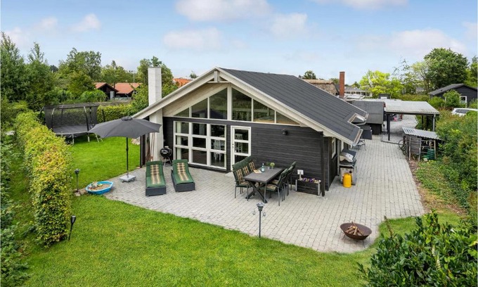 Hvidbjerg Strand House | Beautiful Home In Børkop With Kitchen