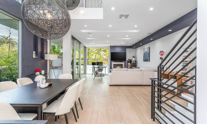 Melrose House | Beautiful home in Prime Weho w/Private Rooftop Spa! Incl. Parking/Laundry/Wifi