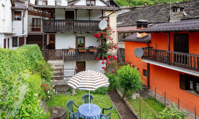 Calasca-Castiglione Apartment | Beautiful apartment for 5 people with WIFI, TV, balcony, pets allowed and parking