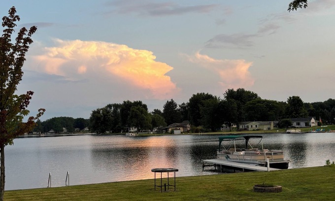 Farwell House | Beautiful Lake House Sleeps 8