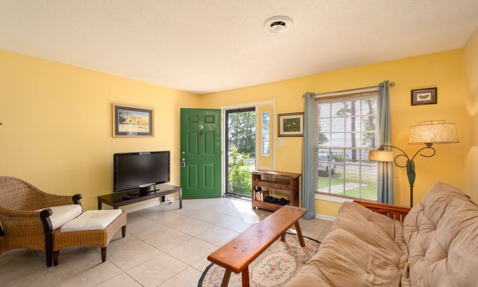 Lake Waccamaw House | Beautiful Lakefront Condo - Fall Special Book 3 nights, get the 4th night Free !