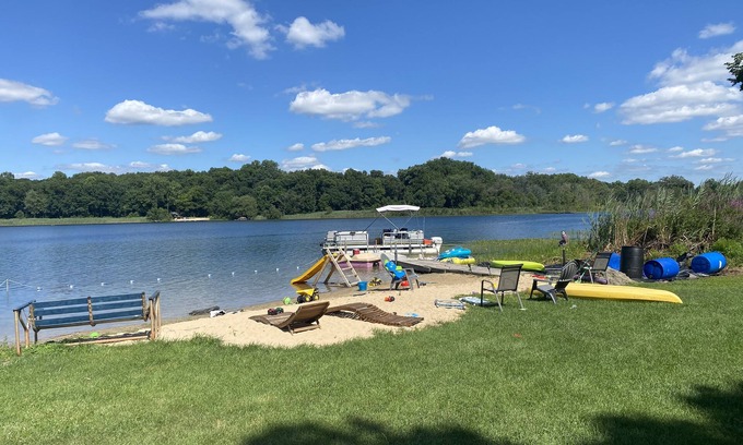 South Bend House | Beautiful Lakehouse best view of Lake and beautiful pavilion 10 min from ND