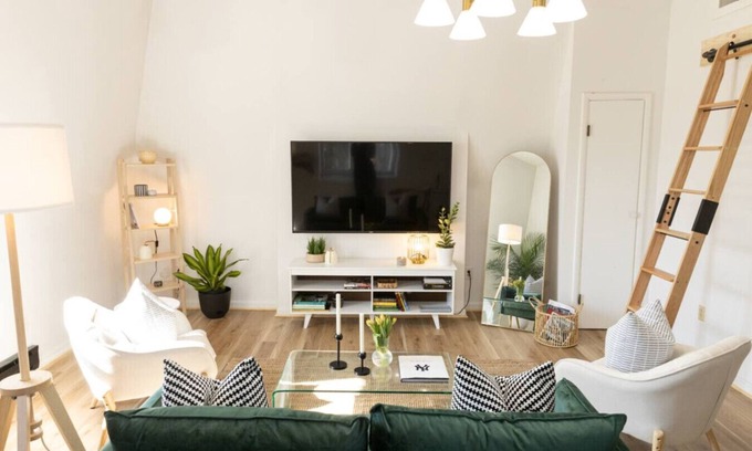 Newtonville Apartment | Beautiful, Light-Filled North Troy Loft