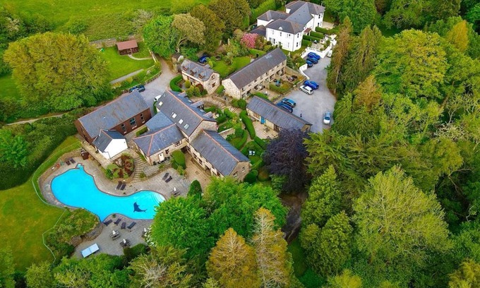 Ivybridge Cottage | Beautiful Mews Cottage in 28 acres Swimming Pools Gym Tennis ,Lake, Pet friendly