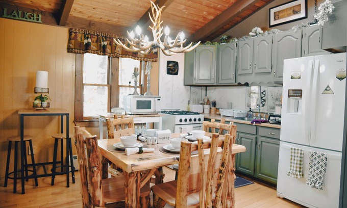 Woodsville Cabin | Beautiful Mountain Lake House cabin Getaway