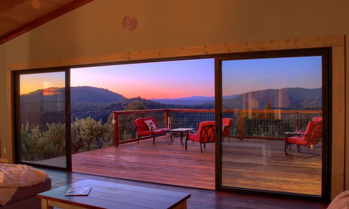 Mariposa House | Beautiful Mountain Top Retreat-Spectacular Views/Hot Tub - Close to Yosemite