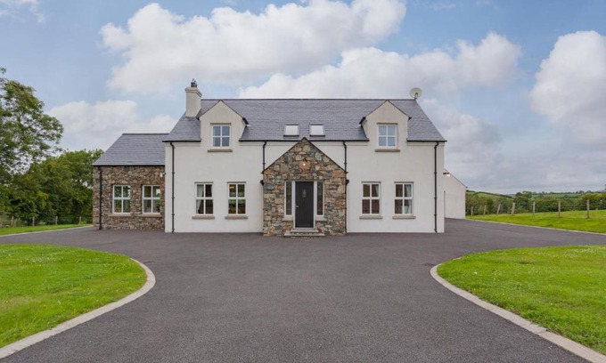 Newry House | Beautiful mountain views & private hot tub