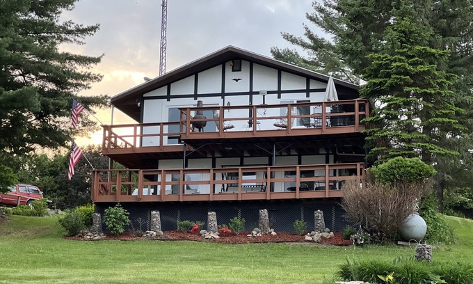 Brill House | Beautiful, newly remodeled house on Long Lake