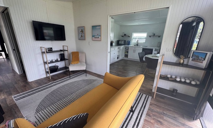 Venice House | Beautiful Paradise Escape- 2BA/1.5 BA, heated pool, resort activities, trails