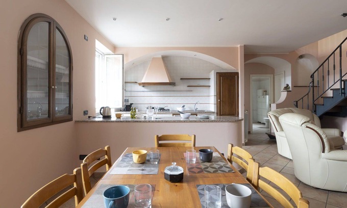 Villa Viani House | Beautiful private villa for 6 people with WIFI, terrace, pets allowed and panoramic view