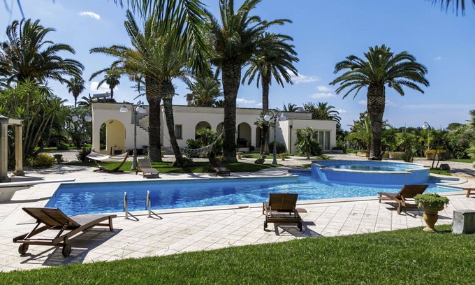 Nardo Villa | Beautiful private villa with A/C, hot tub, WIFI, private pool, TV, patio and pets allowed