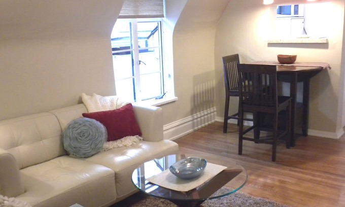 City Park West Apartment | Beautiful Retreat, Uptown walk Downtown, Convention Center & tourist attractions