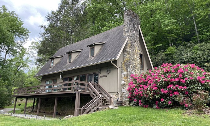 Canton House | Beautiful River & Creekfront Chalet near Waynesville & GSMNP! Fast Free WiFi!