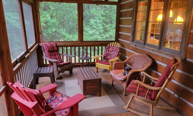 North Frontenac Cottage | Beautiful rustic yet modern log cabin on quiet lake