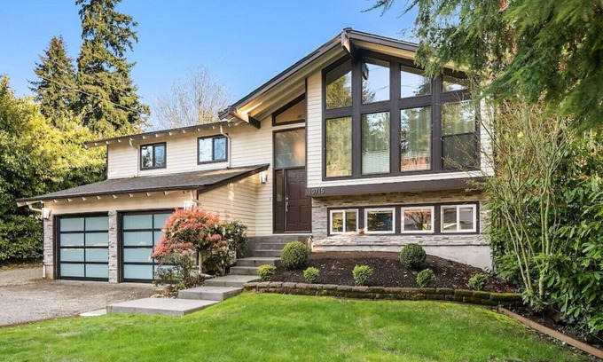 Central Houghton House | Beautiful & Spacious 4 Bed w/AC, 2 living rooms