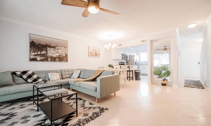 Arlington House | Beautiful townhouse right next to Ed Austin State Park.