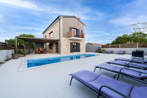 Kanfanar Villa | Beautiful Villa Baraka with pool near Pazin