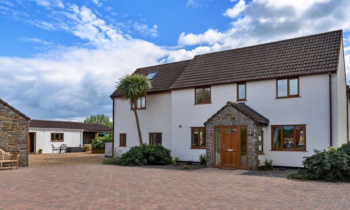 Lympsham House | Beautiful villa for 12 people with hot tub, WIFI, terrace and pets allowed
