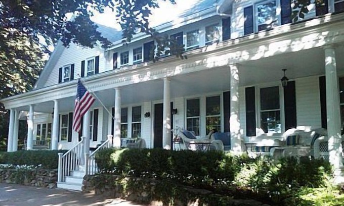 Shoreby Hill House | Beautiful Village Residence Reserve 2026 Spring & Summer Dates