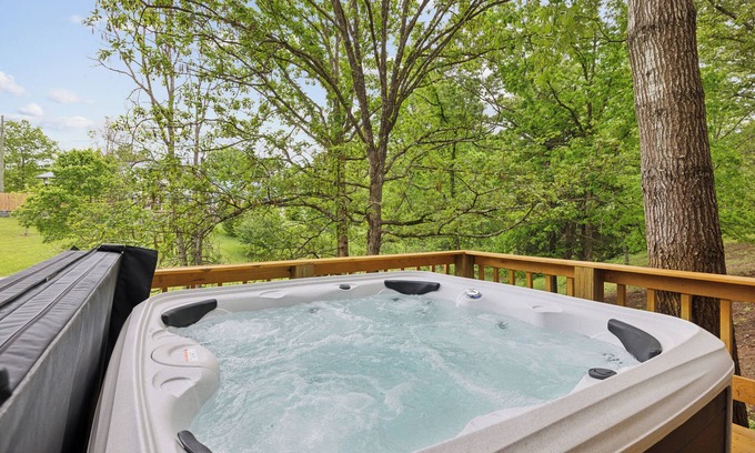 Sevierville Cottage | Beautifully Updated*Easy Roads*Great Car Show Property