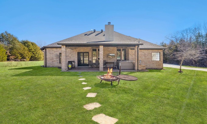 Garfield House | Beaver Lake Getaway 3BR w/Hot Tub, Fire Pit & Boat Parking!