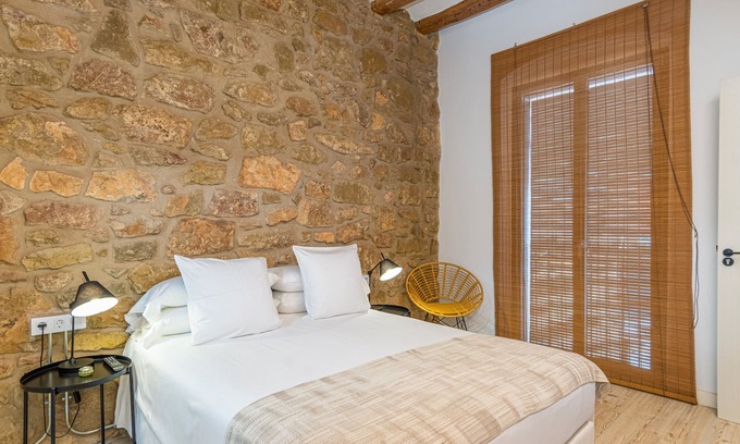 Balaguer Apartment | Bed and Breakfast 'Habitació Doble' with Shared Terrace, Wi-Fi and Air Conditioning