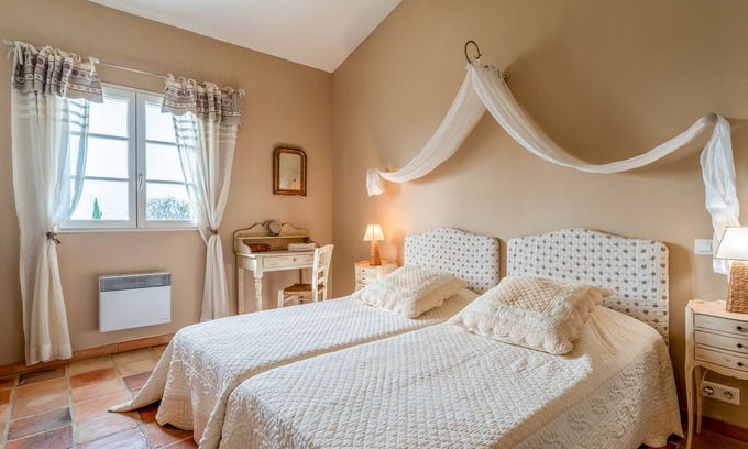 Estezargues Bed & Breakfast | Bed and Breakfast 'Manon' with Shared Terrace, Shared Garden and Wi-Fi