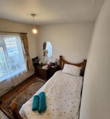 Glastonbury House | BEE GENTLE BEE KIND BEE HAPPY rooms