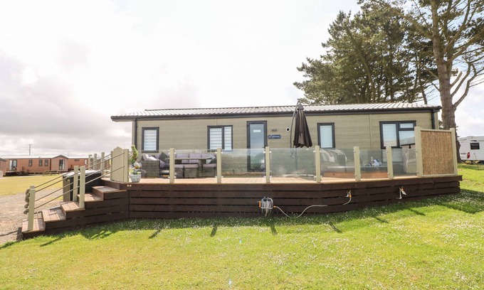 Hasguard Cross Cottage | BEECHWOOD LODGE, pet friendly, with hot tub in Little Haven