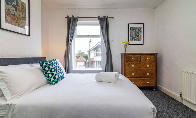 Bramcote House | Beeston Central House - near shops and University