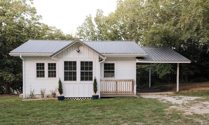 Eagle Rock Cottage | Belle Cottage a sweet lake side stay has walk down to water & screened porch