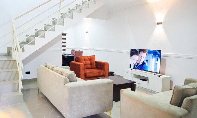 Ofin House | Berrywood Stylish 2-bedroom fully serviced Maisonette