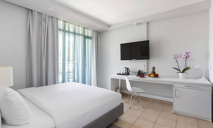 Ulcinj Hotel | Best Place to Unwind! 2BR Suite w/Swim-up Pool! FREE Parking and Beachfront!
