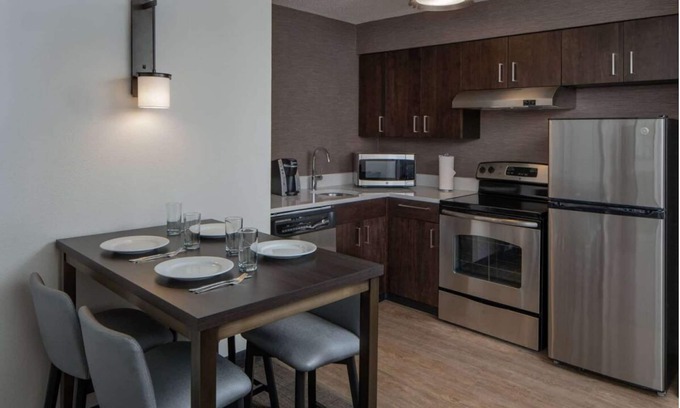 Fairfax Hotel | Better Choice for your Vacation! 3 Modern Units, Close to Stringfellow Park