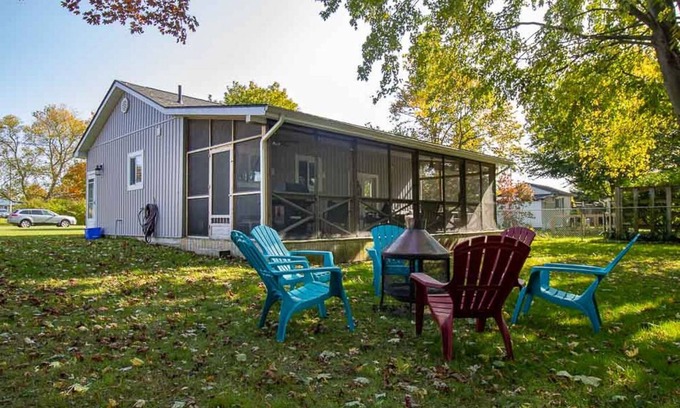 Port Burwell Cottage | Big Fun Little Cottage - Cozy Cottage in Walking Distance to Beach and Town